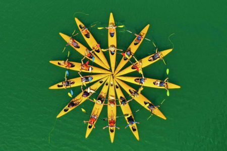 Chèo thuyền kayak trên vịnh Lan Hạ